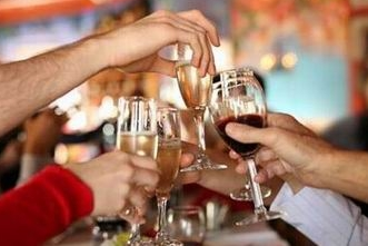 男子拼酒憋爆食管 你還敢這樣喝酒嗎？(組圖)