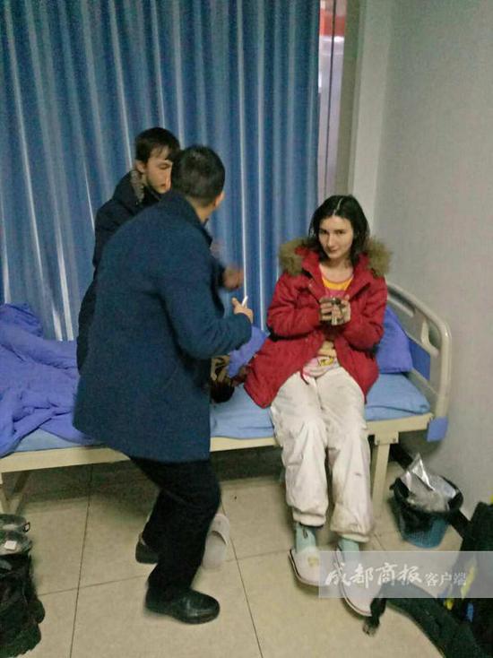 王利鑫說，醫(yī)院工作人員考慮到他們遠(yuǎn)道而來，于是給他們倒上熱水，并試圖打手勢(shì)交流。但費(fèi)了好大勁，也沒辦法搞明白對(duì)方的情況，只好向社區(qū)民警求助。翠屏區(qū)西城派出所兩位民警迅速趕到，但雙方仍然語言不通，無法交流。民警見兩名年輕人并無惡意，只好離開了。折騰到晚上10點(diǎn)左右，還是沒辦法溝通。而醫(yī)院作為醫(yī)療機(jī)構(gòu)，又不能留宿不明來歷的外國(guó)人。王利鑫只好帶著懂英語的女婿趕到，交流得知對(duì)方是一對(duì)來自俄羅斯的小夫妻?！八麄冋f到中國(guó)‘窮游’，打算從成都到昆明，結(jié)果坐順風(fēng)車來到了宜賓，卻沒錢住賓館。”王利鑫告訴成都商報(bào)客戶端記者，兩個(gè)年輕人不懂漢語，正好看到中山醫(yī)院標(biāo)識(shí)，就闖進(jìn)來打算求宿一晚。