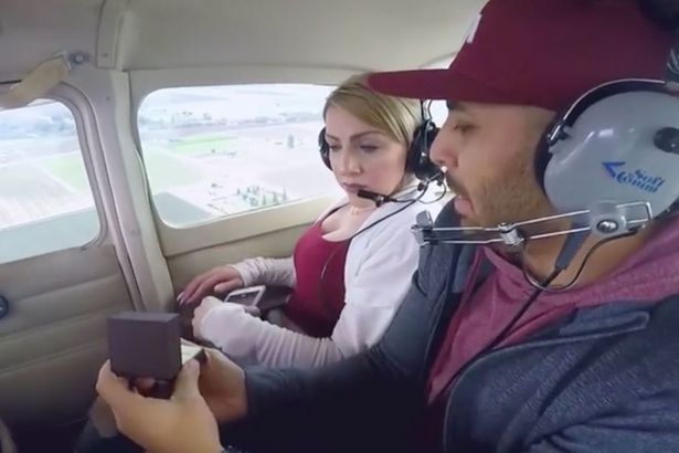 男子直升機上求婚 突然暈機嘔吐笑翻眾人 男子直升機上求婚 突然暈機嘔吐笑翻眾人