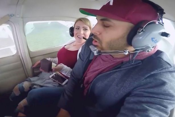 男子直升機上求婚 突然暈機嘔吐笑翻眾人 男子直升機上求婚 突然暈機嘔吐笑翻眾人