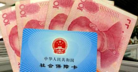 從今年1月1日開(kāi)始，原有的失業(yè)保險(xiǎn)費(fèi)率是1.5%的有22個(gè)省份，包括新疆生產(chǎn)建設(shè)兵團(tuán)，可以在確保失業(yè)保險(xiǎn)金按時(shí)足額發(fā)放、穩(wěn)崗補(bǔ)貼順利實(shí)施的基礎(chǔ)上，可以降低0.5個(gè)百分點(diǎn)。個(gè)人的費(fèi)率不超過(guò)單位的費(fèi)率。