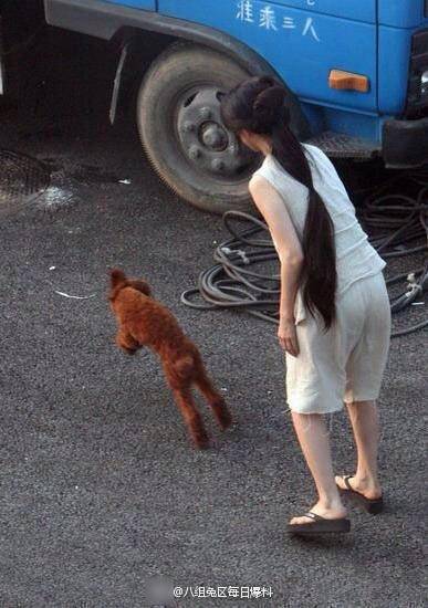 范冰冰穿睡衣遛狗 被指披個(gè)"麻袋"也很美 范冰冰穿睡衣遛狗 被指披個(gè)"麻袋"也很美