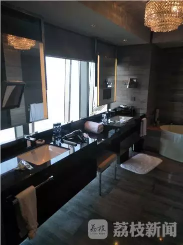 何女士表示無(wú)意中看到淋浴間外側(cè)的玻璃映射出幾個(gè)人影。