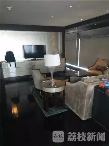 何女士稱當(dāng)時(shí)自己正在換衣服，順眼看了一下窗外，就看到了幾個(gè)人影，其中一個(gè)人拿著手機(jī)，三個(gè)男的朝這邊望。何女士表示，剛開始還以為是出現(xiàn)了幻覺，后來(lái)發(fā)現(xiàn)，玻璃中的映射人影就是隔壁房間的住客。