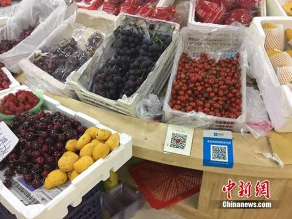 某水果攤，收款二維碼貼在顯眼位置。中新網(wǎng) 吳濤 攝