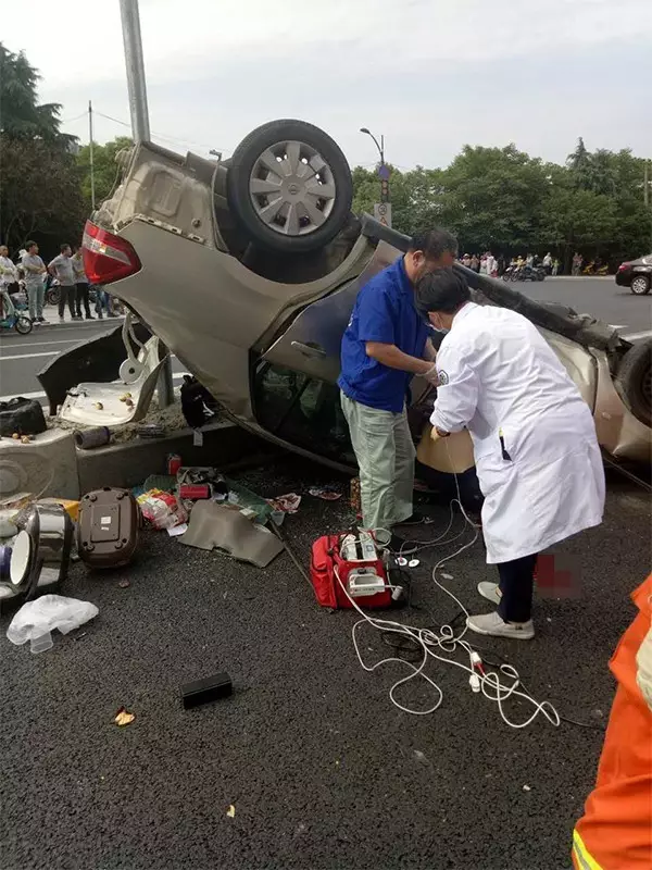 不值！小車四腳朝天司機(jī)身亡 死者只為偷幾罐奶粉