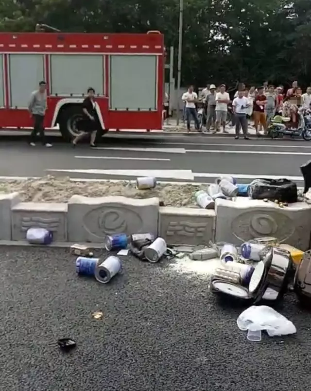 不值！小車四腳朝天司機(jī)身亡 死者只為偷幾罐奶粉