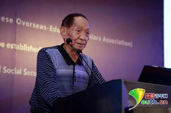 袁隆平院士在第十屆海外高層次人才座談會(huì)暨海外院士青島行“雁棲湖論壇”中發(fā)言。 中國(guó)青年網(wǎng)記者 李拓?cái)z