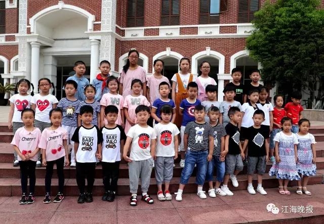  （一年級新生13對雙胞胎和初一新生4對雙胞胎一起合影。）