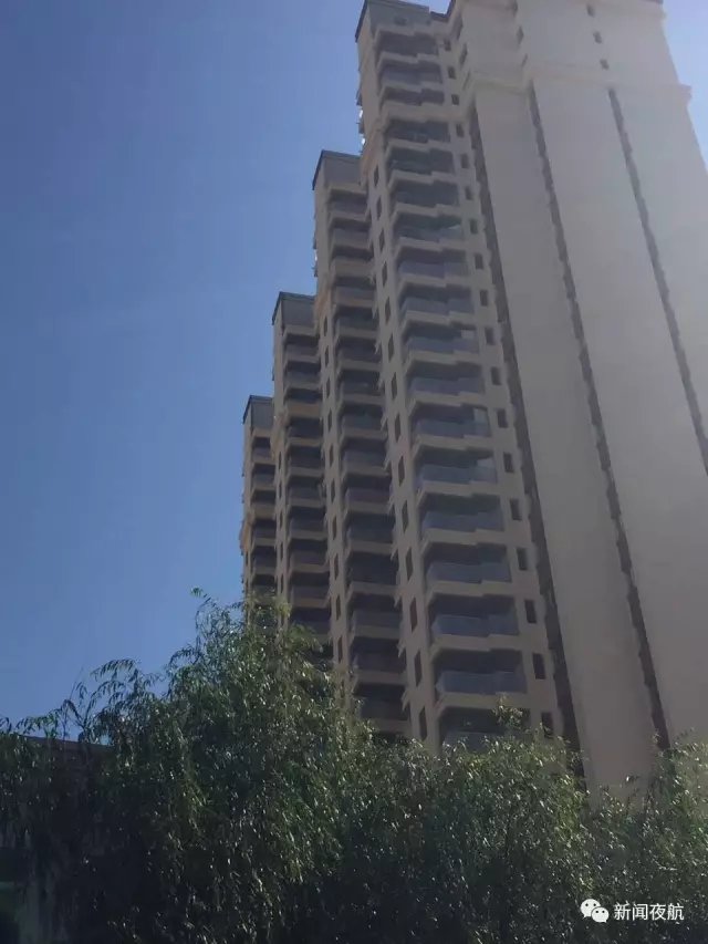 小區(qū)樓道窗戶(hù)是畫(huà)上去的 開(kāi)發(fā)商:是特意設(shè)計(jì) 小區(qū)樓道窗戶(hù)是畫(huà)上去的 開(kāi)發(fā)商:是特意設(shè)計(jì)