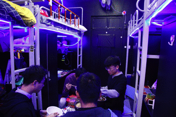 用人臉識(shí)別的技術(shù)，防火防盜防宿管。宿管一來，就可以自動(dòng)發(fā)起警報(bào)