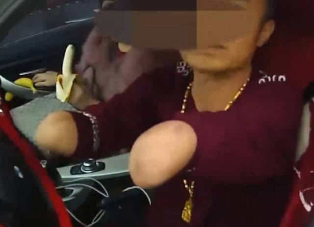 無牌寶馬高速狂飆超速93% 警察截停發(fā)現(xiàn)司機沒有手