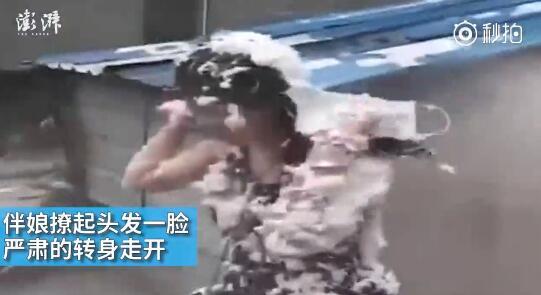 視頻中可以看到，雖然伴娘事先有穿雨衣防備，但在被伴郎團(tuán)圍攻時(shí)，雨衣被拔下，更過(guò)分的是，有人還用滅火器直接對(duì)著她的臉噴。后來(lái)伴娘好像是生氣了，撩起頭發(fā)一臉嚴(yán)肅的轉(zhuǎn)身走開(kāi)。