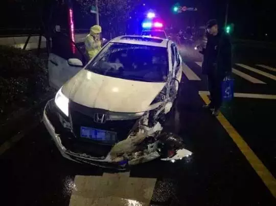 今天凌晨，杭州一對(duì)環(huán)衛(wèi)工夫婦被車(chē)撞進(jìn)錢(qián)塘江