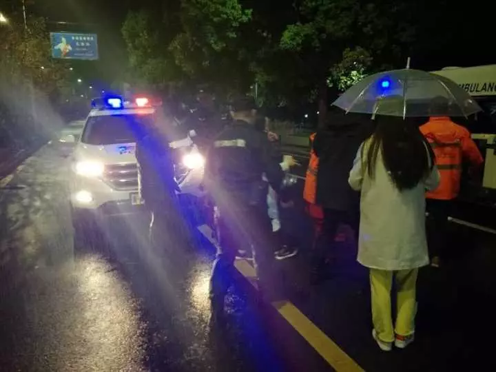 今天凌晨，杭州一對(duì)環(huán)衛(wèi)工夫婦被車(chē)撞進(jìn)錢(qián)塘江