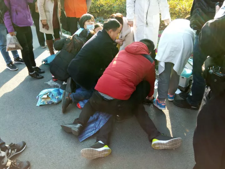 23歲IT男大學(xué)門(mén)口沒(méi)了心跳 保安飆車(chē)送醫(yī)生