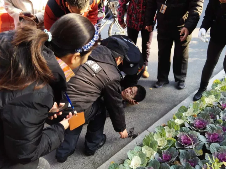 23歲IT男大學(xué)門(mén)口沒(méi)了心跳 保安飆車(chē)送醫(yī)生