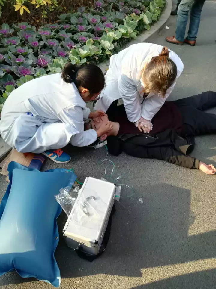 23歲IT男大學(xué)門(mén)口沒(méi)了心跳 保安飆車(chē)送醫(yī)生