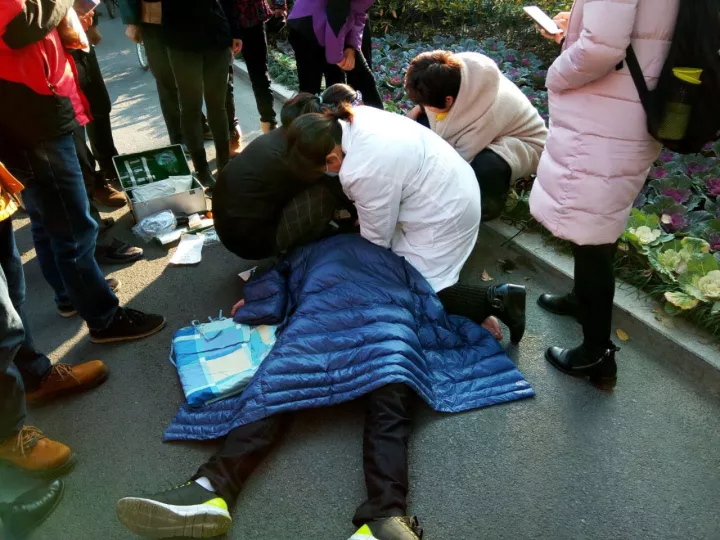 23歲IT男大學(xué)門(mén)口沒(méi)了心跳 保安飆車(chē)送醫(yī)生