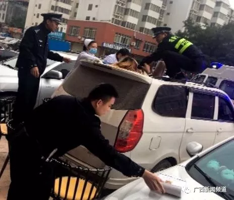 ▲女子跌落至一面包車車頂，民警和醫(yī)護(hù)人員將其救下。