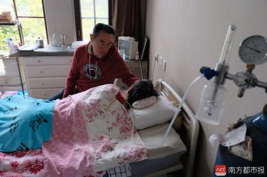 氧氣的轟隆聲，一刻不停地在這個家里“吵”了九年多。（羅逸爵 攝）