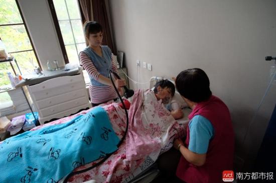 每次排痰，張津華就會癲癇發(fā)作，這是她腦部僅有的電信號。（羅逸爵 攝）