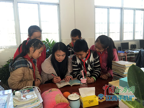 女教師備課本走紅 網(wǎng)友：這才是為人師表！