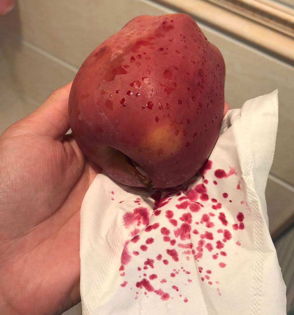 嚇懵！女子用熱水泡蘋果結(jié)果冒出血珠 咋回事？