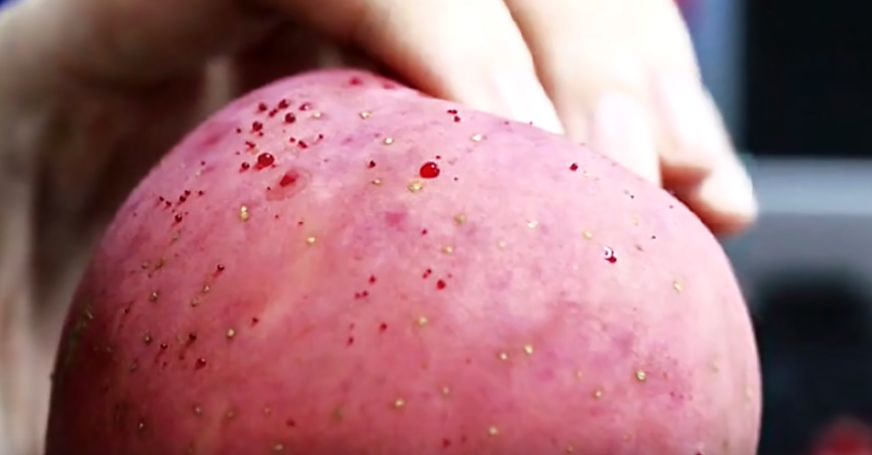 嚇懵！女子用熱水泡蘋果結(jié)果冒出血珠 咋回事？