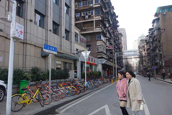 上海路的兩邊，大多是一些老房子。