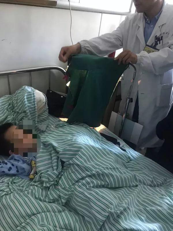 嚇哭！6歲男孩被夾斷手指 罪魁禍首竟是校服