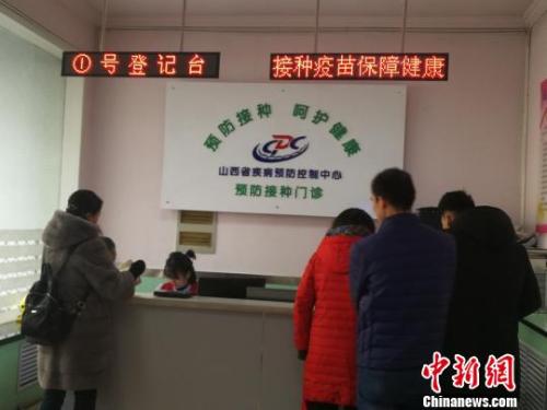 當(dāng)日，山西省疾病預(yù)防控制中心門(mén)診部擠滿(mǎn)了前來(lái)接種和咨詢(xún)四價(jià)宮頸癌疫苗的女性。 范麗芳 攝