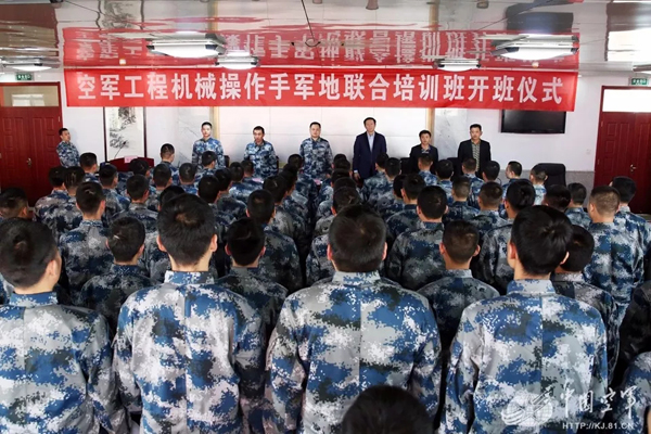 空軍找上藍翔技校聯(lián)合培訓:為的就是挖掘機