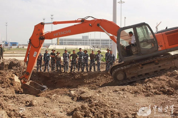 空軍找上藍翔技校聯(lián)合培訓:為的就是挖掘機