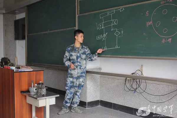 空軍找上藍翔技校聯(lián)合培訓:為的就是挖掘機