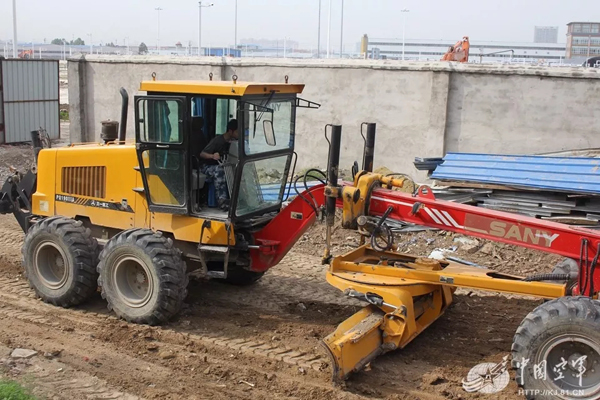 空軍找上藍翔技校聯(lián)合培訓:為的就是挖掘機