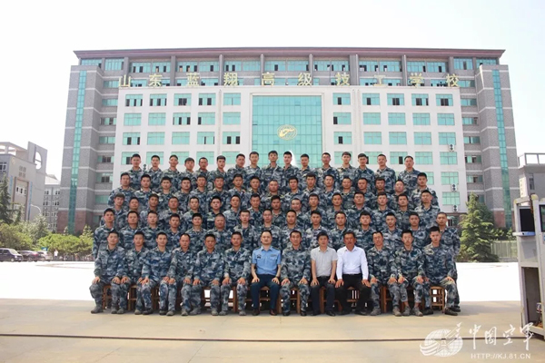 空軍找上藍翔技校聯(lián)合培訓:為的就是挖掘機