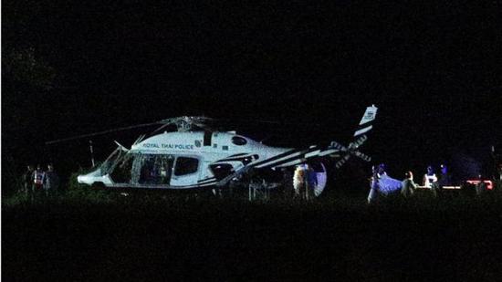 直升機護送被救少年。（圖：路透社）