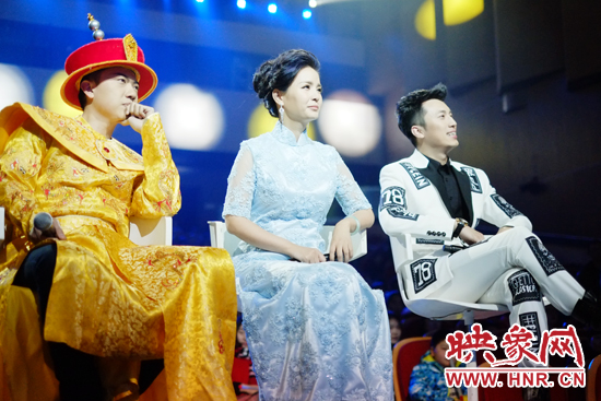 當(dāng)晚產(chǎn)生的冠亞軍，陳琨（中）、劉雯（右）、郭嘉寧