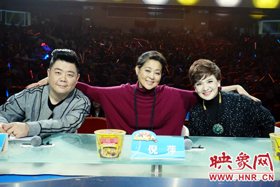 三位坐鎮(zhèn)評委倪萍（中）、柯以敏（右）和毛子哥