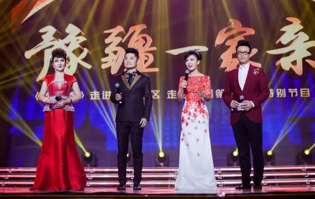 主持人：白燕升、龐曉戈、關(guān)楓、熱娜·古麗（從右到左）