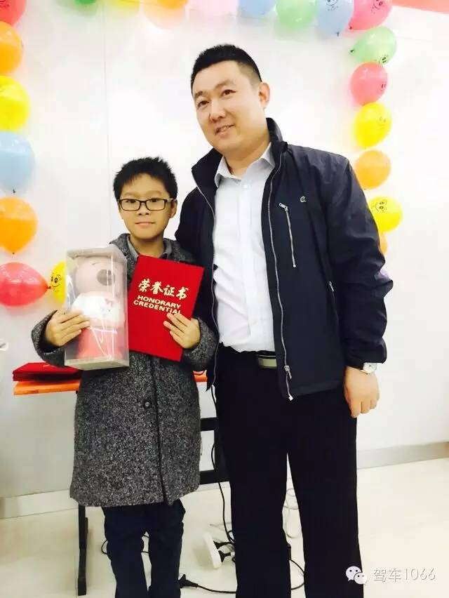 我是小小銀行家，來跟行長合個影哦