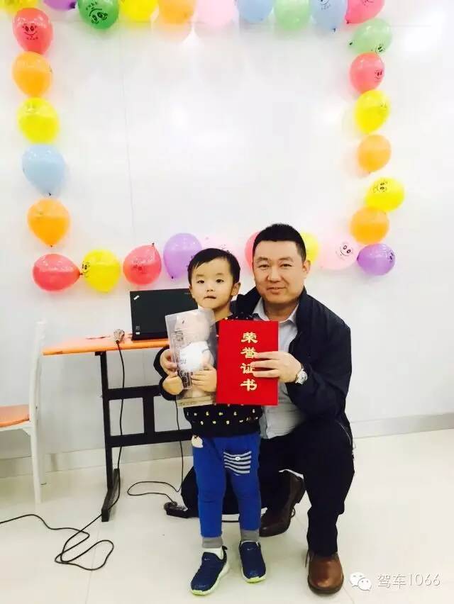 我是小小銀行家，來跟行長合個影哦