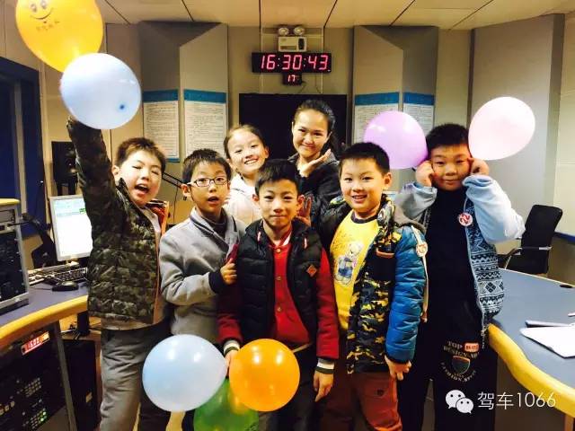 我們不光要成為銀行家，還要當主持人！跟著子楊姐姐參觀河南電臺直播間！