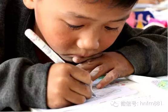 小手黑黑的，像是很少洗