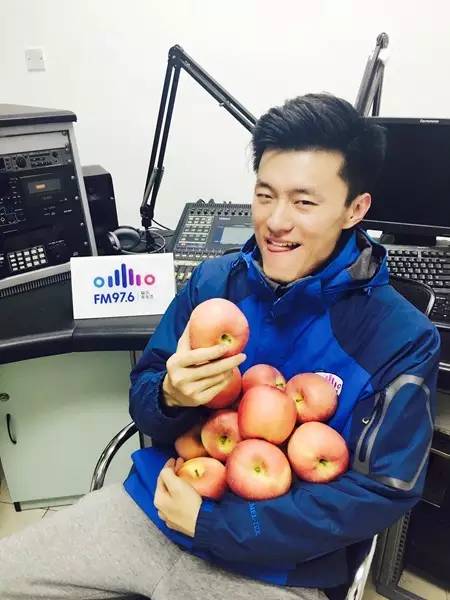 要不你跟我一身裸吧？來(lái)嘛來(lái)嘛……