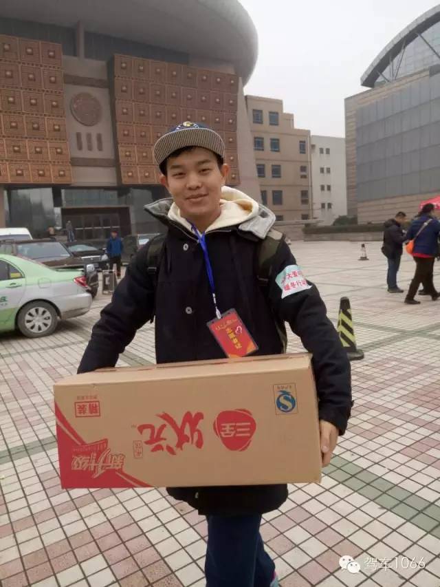 河南電臺(tái)1066主持人小澤，搬送愛心餃子。