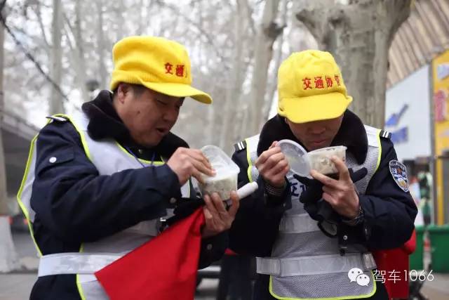 1066小分隊(duì)和志愿者來到金水路文化路，給這里執(zhí)勤的交警和協(xié)管送去暖心餃子。