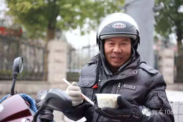 1066小分隊(duì)來到紫荊山（摩的司機(jī)、出租車司機(jī)、市民)，給他們送去餃子。