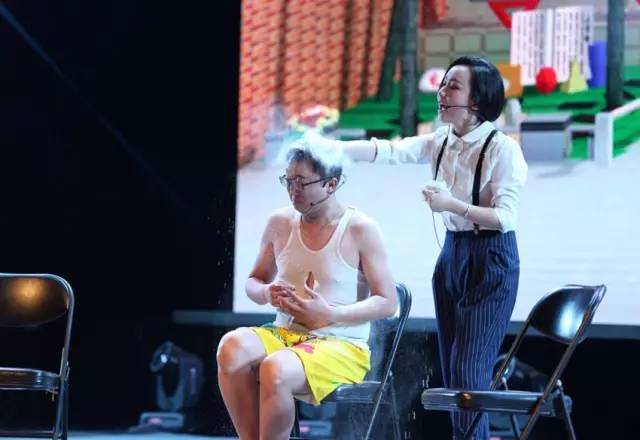 隨后一秒鐘，畫風(fēng)突變，楊奕遭夢(mèng)茹慘虐！